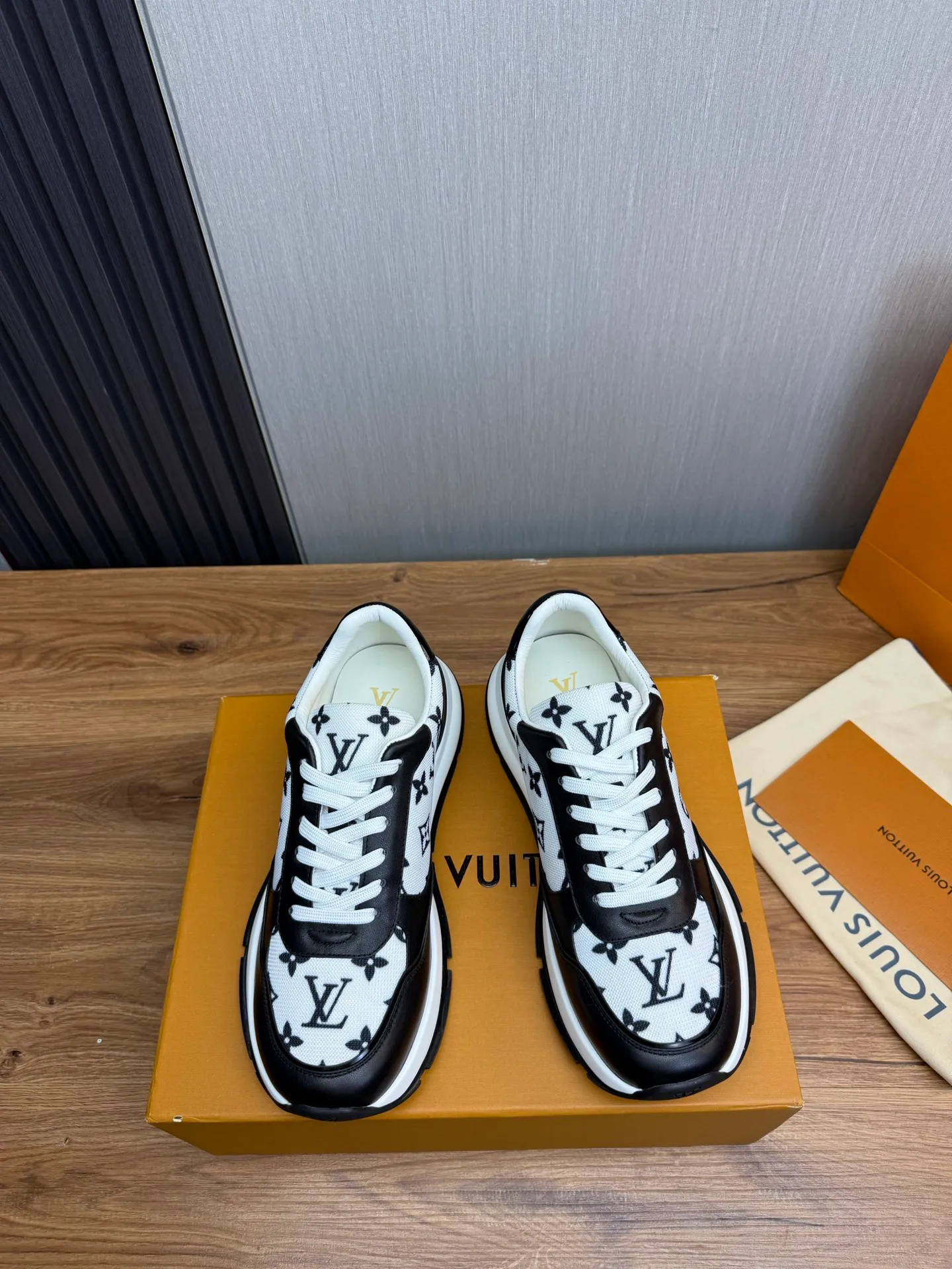 Men's shoes 💰800💰 LOUIS VUITTON [Luden Yiwei] Brand new trendy Lv is on the market 🎁, casual and fashionable men's shoes 👟Original 1:1 shipment✅ The upper is made of imported brand leather + cowhide lining, the original wear-resistant rubber outsole, the version is simple and elegant, exclusive for trendy men. 38-44 (customized at 38.45)